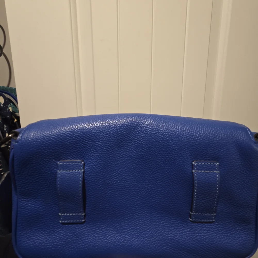 Blue Leather Shoulder Bag with C-Clasp - Picture 4 of 13